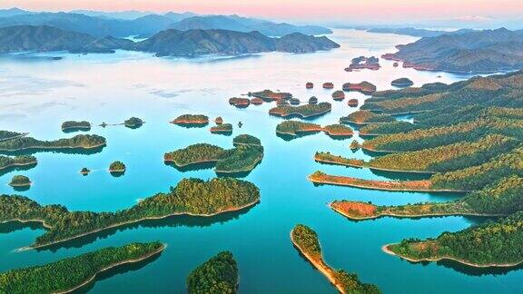 杭州千岛湖日出时的鸟瞰图