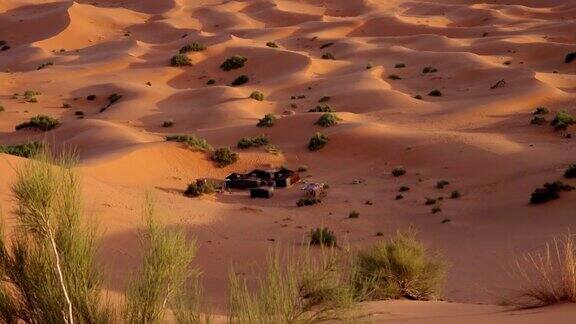 沙漠营地紧挨着大沙丘
