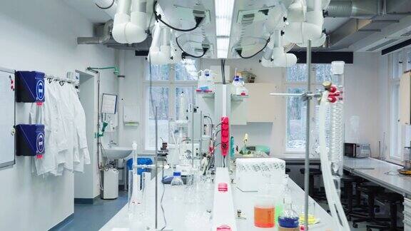 一个现代研究实验室的内部