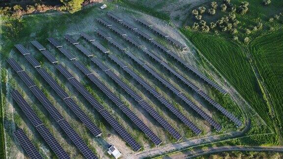 农田里的太阳能电池板航拍无人机视频视图