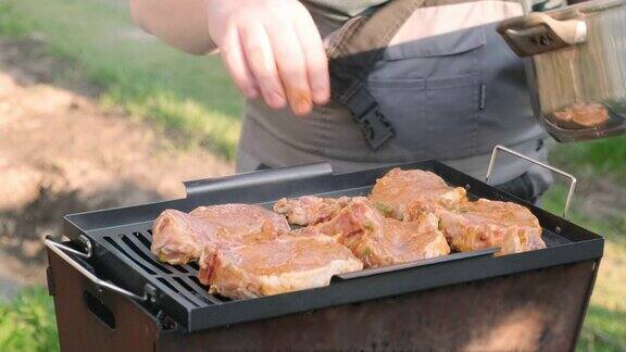 厨师将卤肠猪肉放在烧烤烤猪肉烹饪在火上肉烤烹饪在烧烤烧烤在夏天厨师制作牛排猪肉烧烤做饭准备食物吃