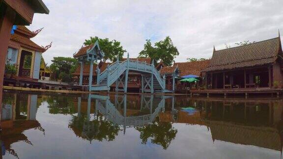 泰国水上市场的蓝色木桥