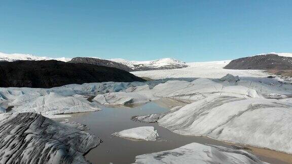 冰山和冰来自冰岛冰川的自然景观无人机航拍Jokulsarlon冰湖冰山的镜头