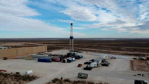 新墨西哥州日出油田的钻井平台