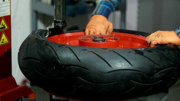 一名专业技工在车间维修车轮的运输轮毂轮胎轮胎更换