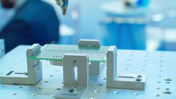 现代工业机器人用于电子制造制造复杂的印刷电路板