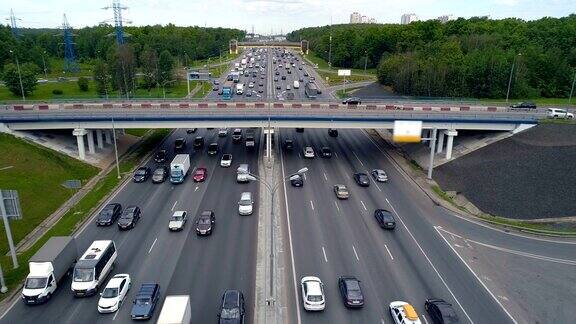 交通拥挤有十二车道车辆行驶的道路上面有一座混凝土桥