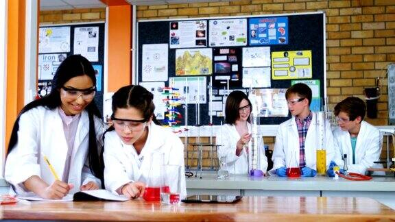 女学生在学校的实验室里做实验的同时写日记