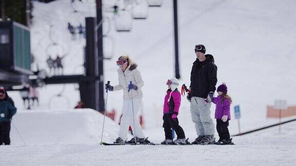 全家去滑雪胜地滑雪