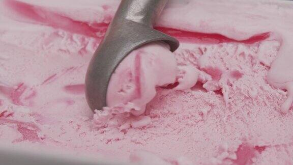 舀草莓冰淇淋