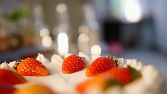 旋转草莓蛋糕在美丽的灯光背景美丽的草莓奶油蛋糕慢镜头旋转在咖啡面包店准备快乐的生日派对为甜心