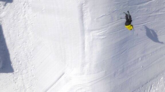 空中自由式滑雪者表演旋转和抓拍特技变化