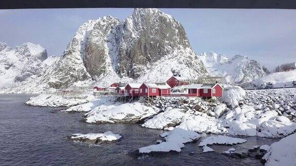 罗浮敦群岛冬季美景与传统的罗布尔小屋哈姆诺伊村挪威