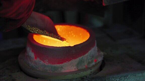 在黄金铸造中熔化黄金在首饰制造中冶炼废金