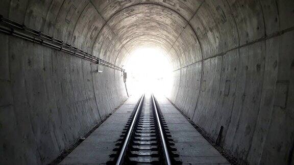火车驶出隧道