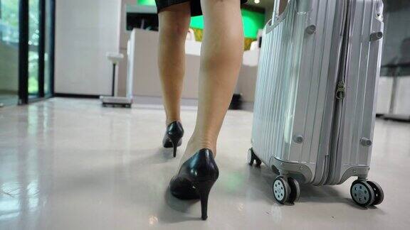 在机场候机楼办理登机手续的4K亚洲女商人