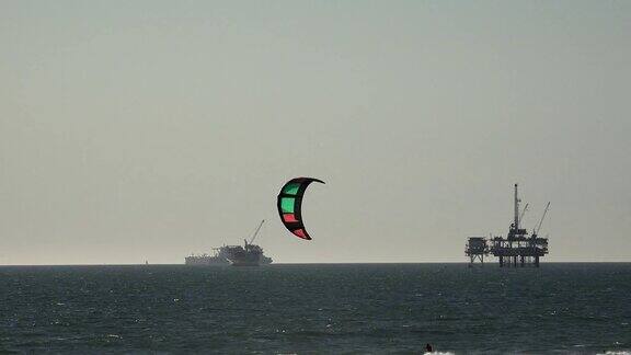 在太平洋的近海石油钻井平台上风筝冲浪