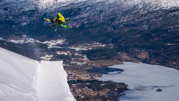 自由式滑雪者在刚落下的雪上表演360度旋转