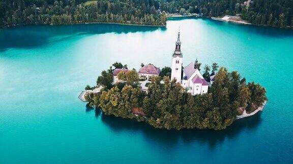 用4k直升机拍摄斯洛文尼亚流血的湖