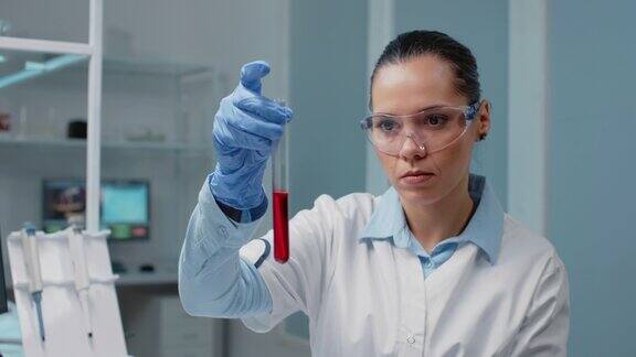 实验室科学家从试管中分析血液的肖像