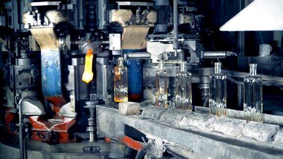 工厂生产透明玻璃瓶的过程
