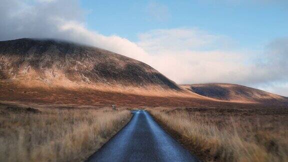 苏格兰高地的一条长长的乡村公路