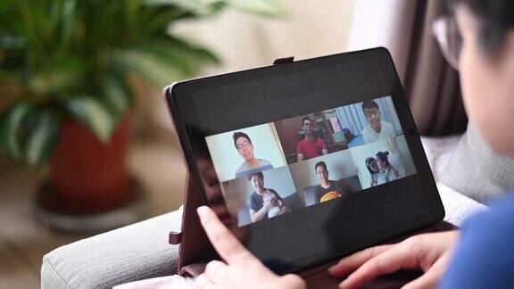家庭办公视频会议与休闲服装使用数字平板电脑