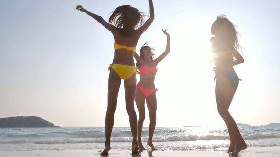 一群朋友女孩在海滩上玩夏天女孩们在海滩上跳舞暑假、旅游、人与度假假期iStock