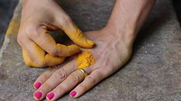 女子手粉印度香料姜黄粉石臼印度喀拉拉邦