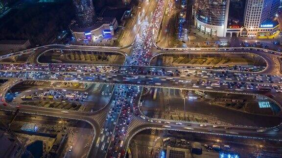 中国北京TD夜间多条高速公路和立交桥的高峰时间交通状况