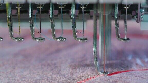 纺织业中的纺织刺绣机