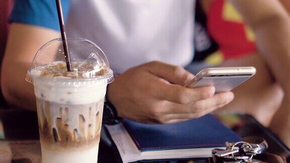 一名男子在咖啡店使用智能手机