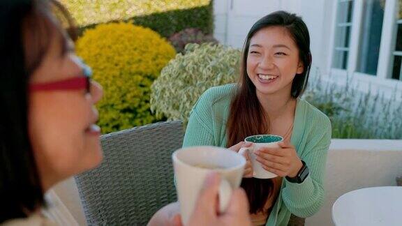 一对母女在阳台上喝咖啡的4k视频