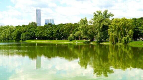 公园里的池塘