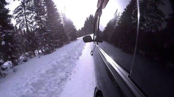 疯狂的司机在雪山森林道路上