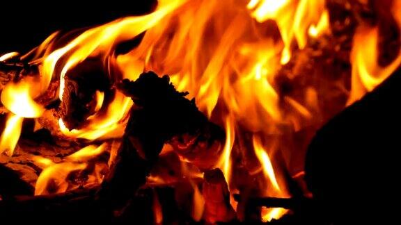 篝火在夜晚燃烧着的木头发出橙色的火焰