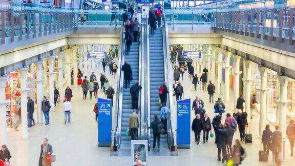 拥挤的人群在火车站国王十字圣潘克拉斯在伦敦时间推移平移放大和上升