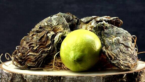 牡蛎和柠檬在灰色背景海鲜转盘