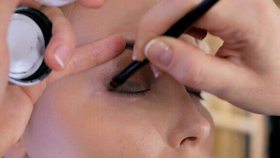 专业化妆师使用眼影