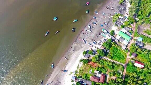 鸟瞰图拍摄热带海滩海与长尾船在泰国南部