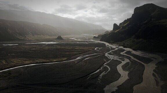 电影空中托尔山谷冰川河流流经黑色火山风景桥梁为河流过境thorsm?rk冰岛