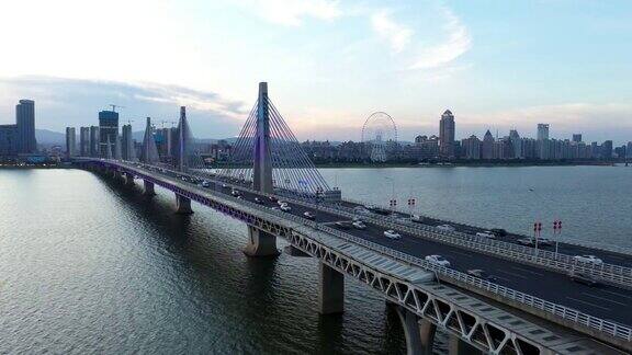 中国城市、河流和桥梁的夜景