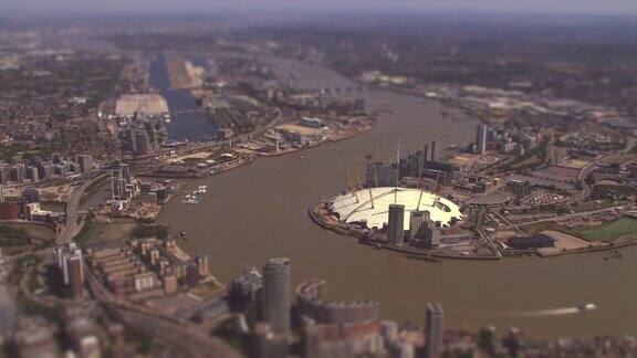 鸟瞰伦敦城市机场和金丝雀码头英国与倾斜偏移微缩图像效果4k