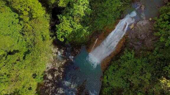 鸟瞰图德尔托罗瀑布在哥斯达黎加