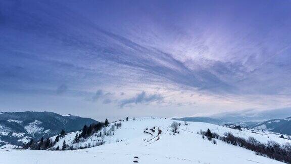 山峰上的雪被风吹走了冬天的风景天很冷下着雪