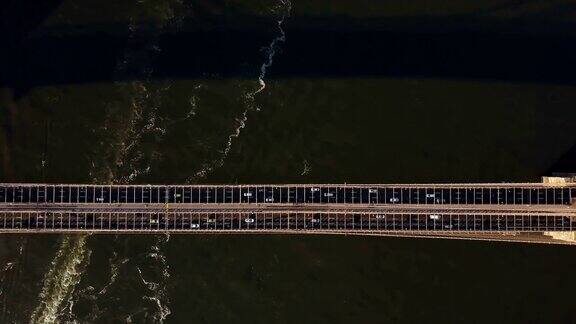鸟瞰图布鲁克林大桥通过东河从曼哈顿到布鲁克林在美国纽约