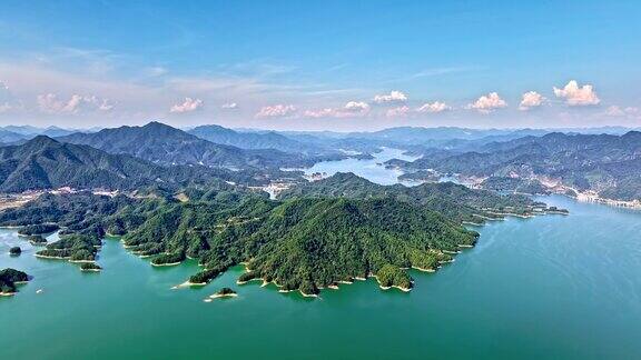 中国浙江省杭州千岛湖的美丽湖泊和青山自然风光