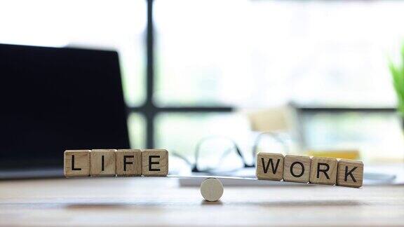 短语生活和工作放在桌子上的木片上