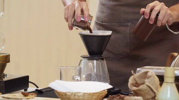专业的咖啡师将水倒在过滤器里的咖啡渣上这是一个手工过程