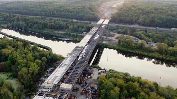 公路建设鸟瞰图包括桥梁跨越运河沼泽铁路和公路轨道